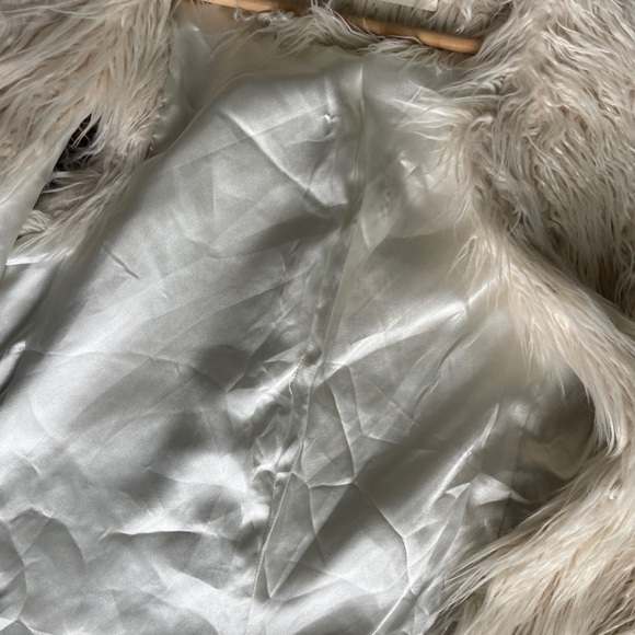 Graham & Spencer Cream Faux Fur Fluffy Vest Size Medium US 6 Chic Vest - Picture 11 of 14